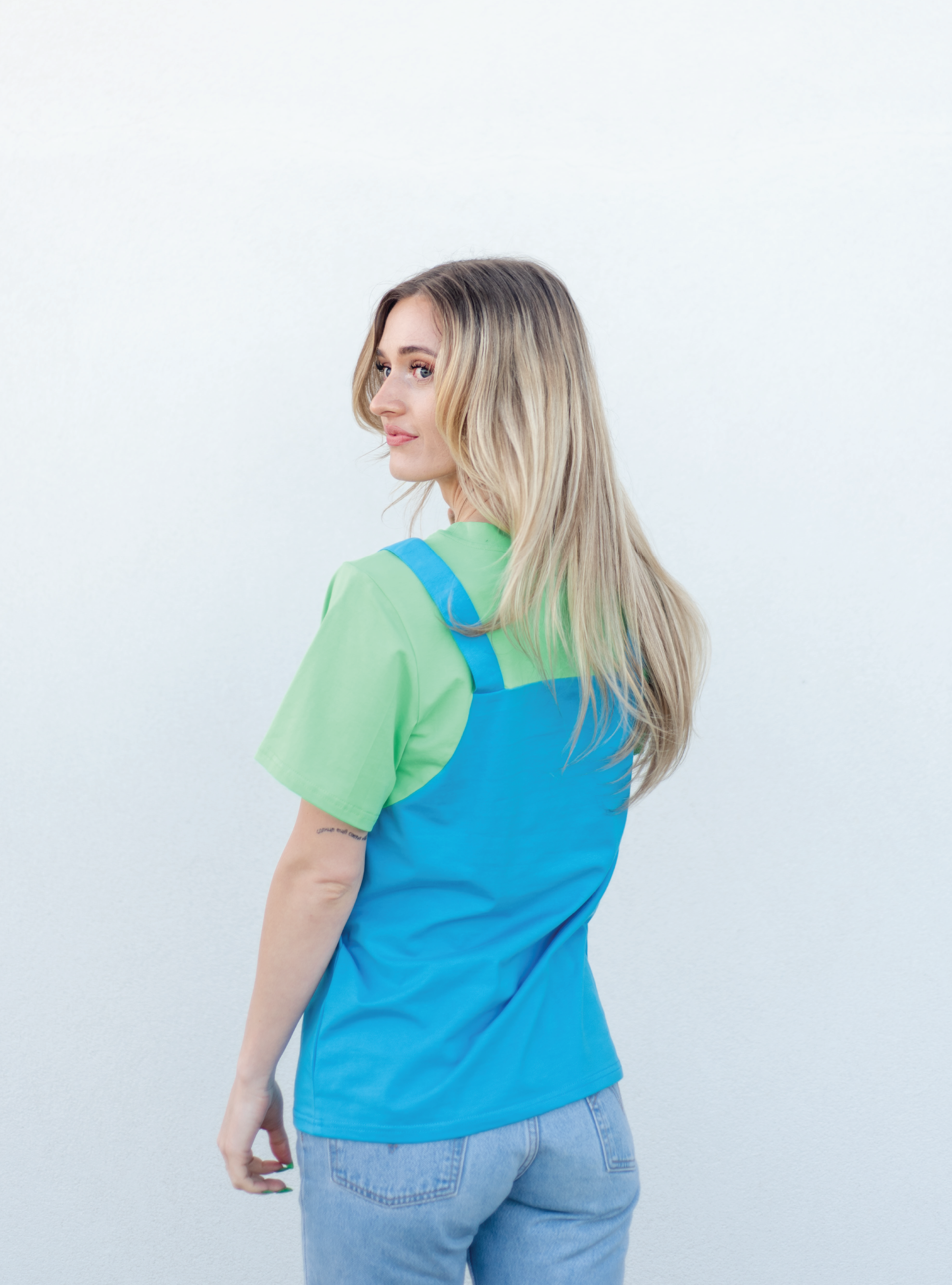 The straps continue to the back creating that classic overall look!