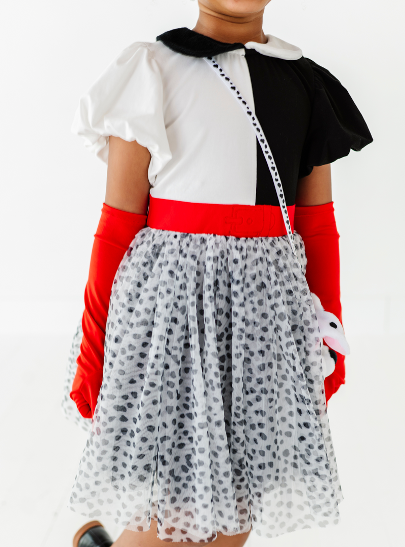 A closer look at the red belt, puffed sleeves and the cutest Peter Pan collar!