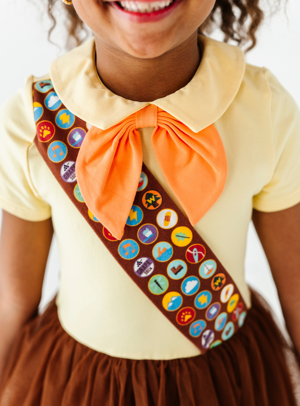 Features a removable orange neck tie and a cute collar!